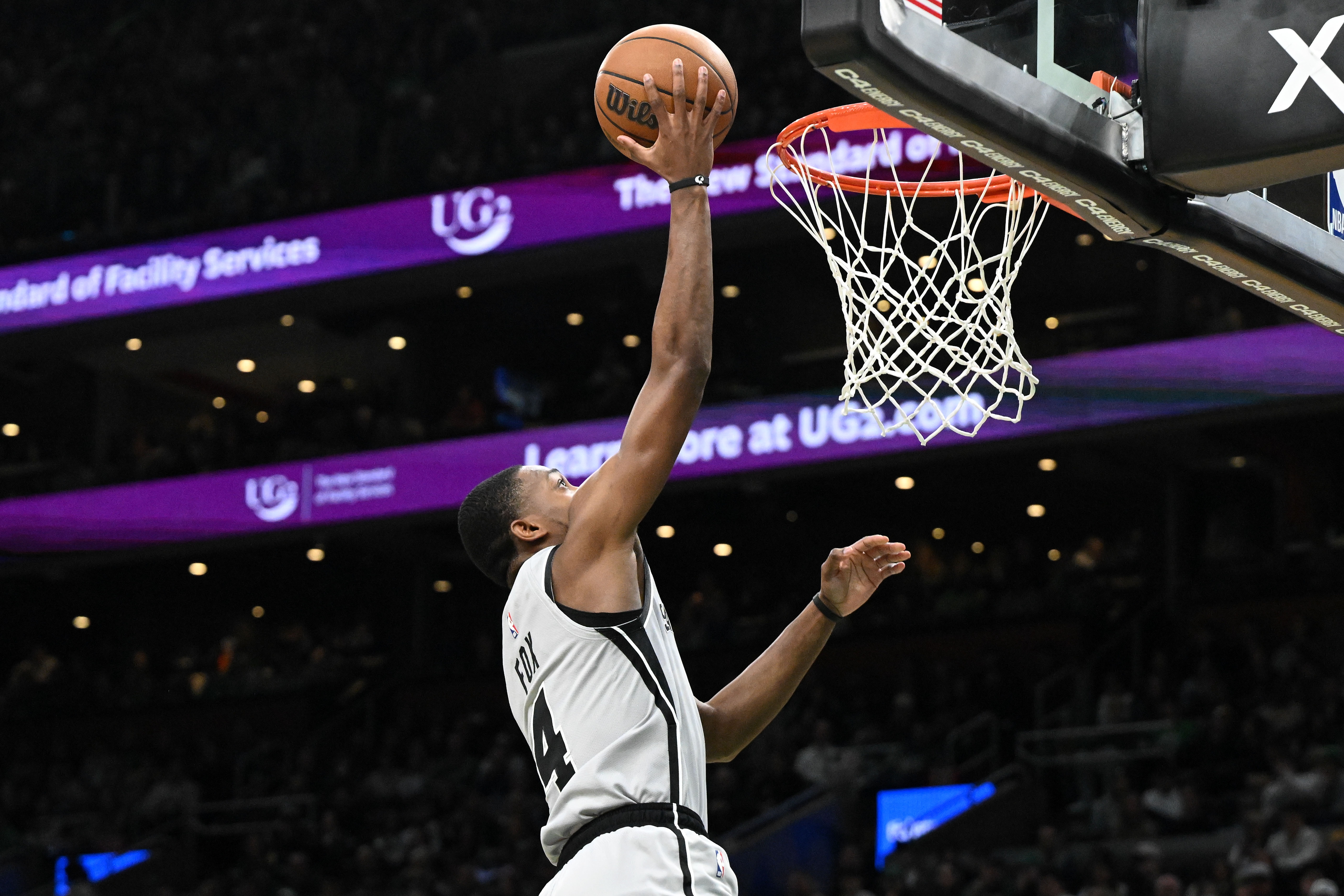 开云体育在线-飞狐碎敌！福克斯末节连取12分！全场13中10&amp;6三分砍31分5板5助！